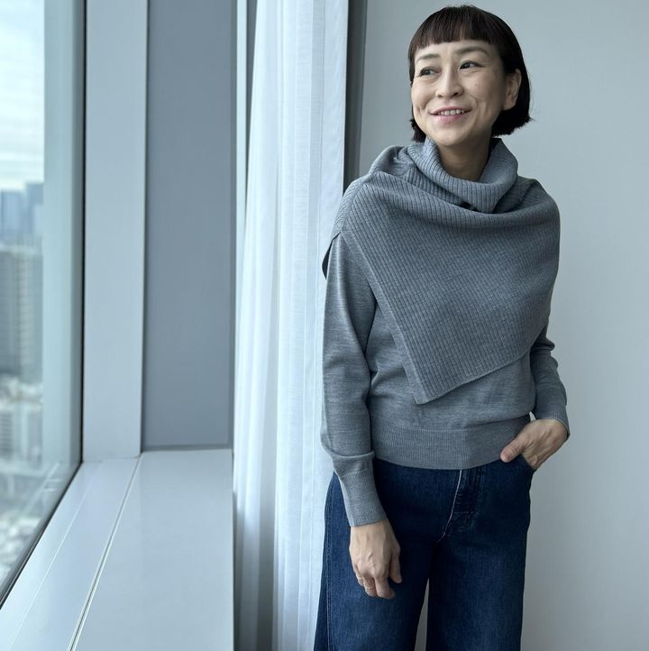 画像: 【PLST】メリノウールブレンドニットスヌード¥6,990、メリノウールブレンドクルーネックセーター（Mサイズ着用）¥8,990、3Dフレアジーンズ（Lサイズ着用）¥11,000 ※佐藤さんの身長：165㎝ www.plst.com