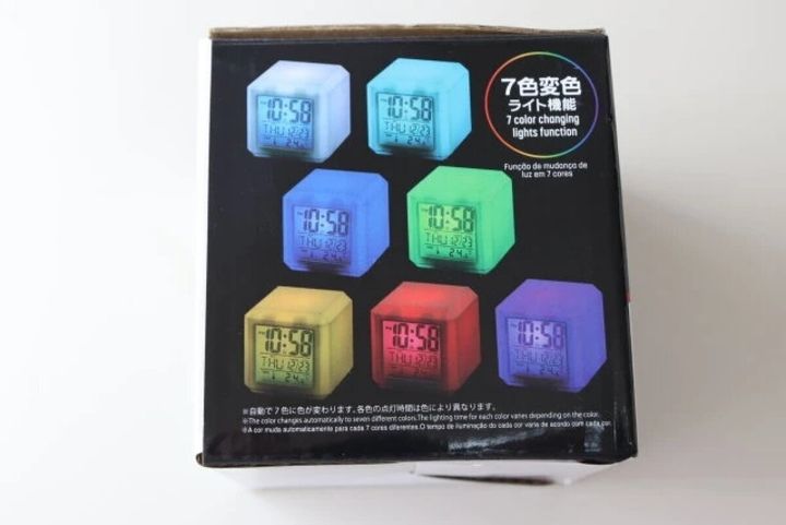 ダイソー「7色変色ライト付デジタル時計」パッケージ裏面の7色ライトイメージ