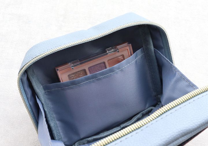 ポーチ内部のオープンポケットにアイシャドウパレットが収納されている