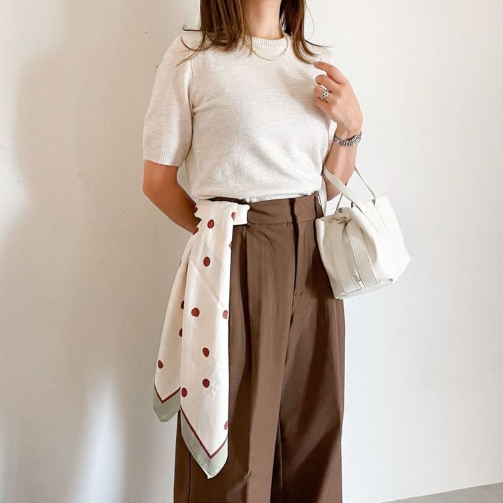 白半袖ニットと茶色ワイドパンツの女性がドット柄スカーフをベルト穴に通し垂らす