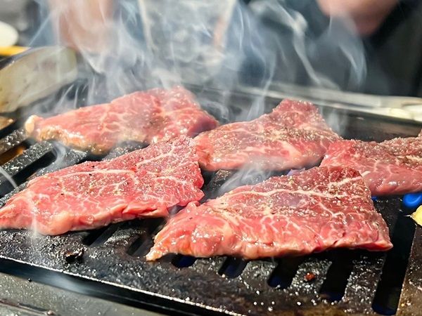 1杯99円のドリンクと豪快な肉を堪能！那覇・久茂地に「那覇 大衆焼肉 暴飲暴食」が新たに誕生