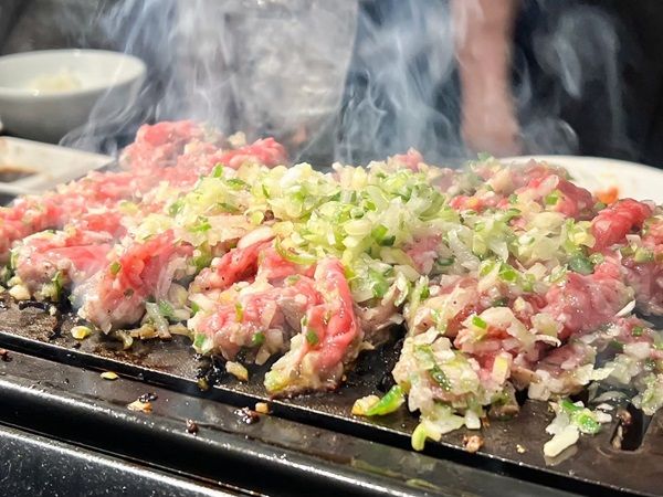 1杯99円のドリンクと豪快な肉を堪能！那覇・久茂地に「那覇 大衆焼肉 暴飲暴食」が新たに誕生