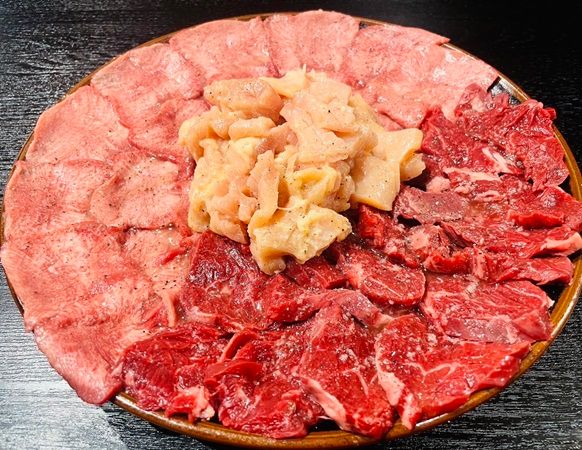 1杯99円のドリンクと豪快な肉を堪能！那覇・久茂地に「那覇 大衆焼肉 暴飲暴食」が新たに誕生