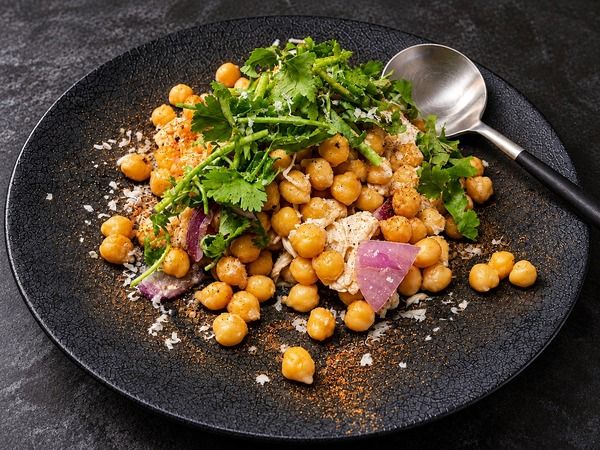 パーソナルジム発のBROSTOKYOが、「第三の主食＝豆」を提案する「クミン香るひよこ豆の温サラダ」を販売中