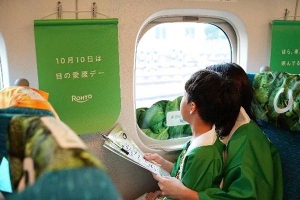 新幹線の車内が“緑まみれ”に！ロート製薬が「目の愛護デー」に親子で体験する特別企画を実施