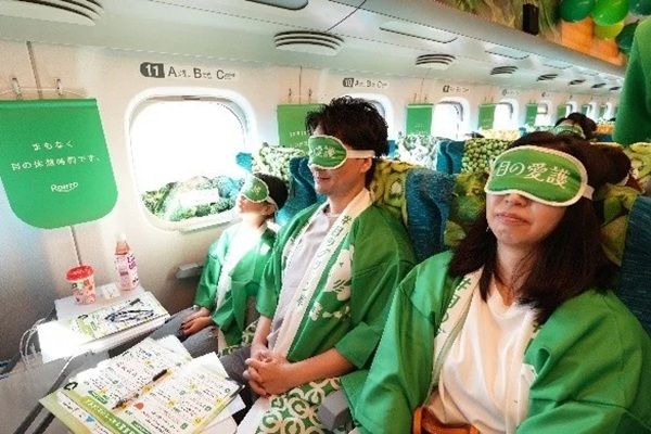 新幹線の車内が“緑まみれ”に！ロート製薬が「目の愛護デー」に親子で体験する特別企画を実施