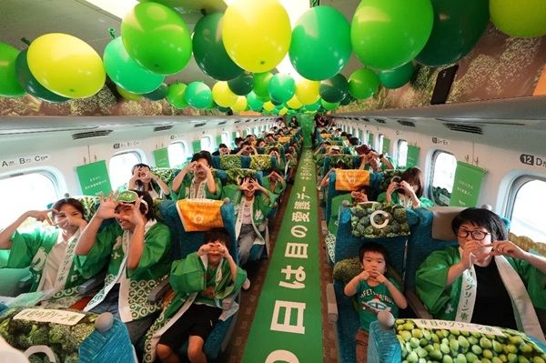 新幹線の車内が“緑まみれ”に！ロート製薬が「目の愛護デー」に親子で体験する特別企画を実施