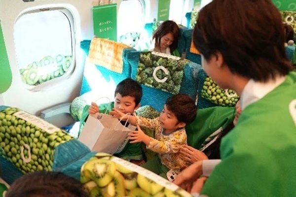 新幹線の車内が“緑まみれ”に！ロート製薬が「目の愛護デー」に親子で体験する特別企画を実施