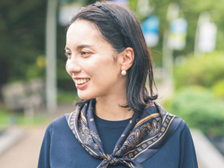 ネイビーコーデは、コンサバになりすぎないようにスカーフを取り入れて自分らしく