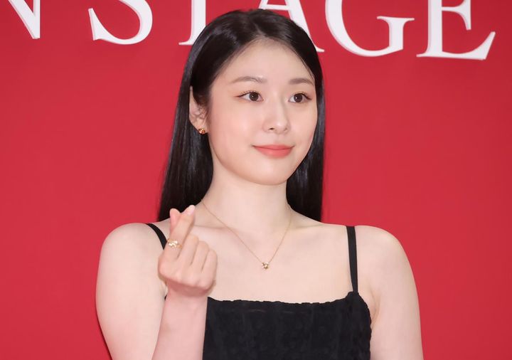画像: 「顔が変わった？」の声も……キム・ヨナが赤いリップのメイク姿とニットの自撮りをで近影を公開