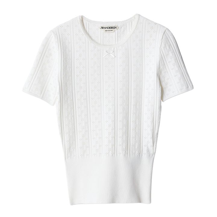 『ビフォア・サンライズ恋人までの距離』セリーヌのスタイルをつくる、10のワードローブ Tシャツ グランジ、パリシックなレイヤード、気負わず楽しむ ￥66,000／JWアンダーソン（JW ANDERSON 渋谷店）