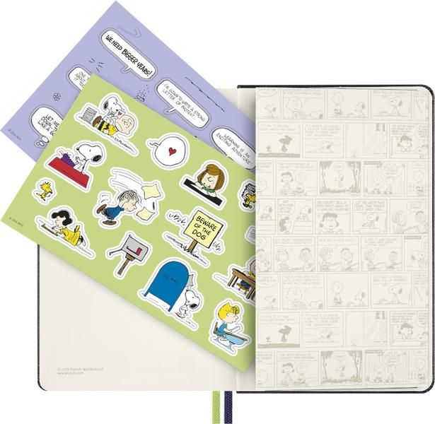 ノートブックを開いたところ。見返しにはPEANUTSのコミックがぎっしり。付属のシールもかわいい