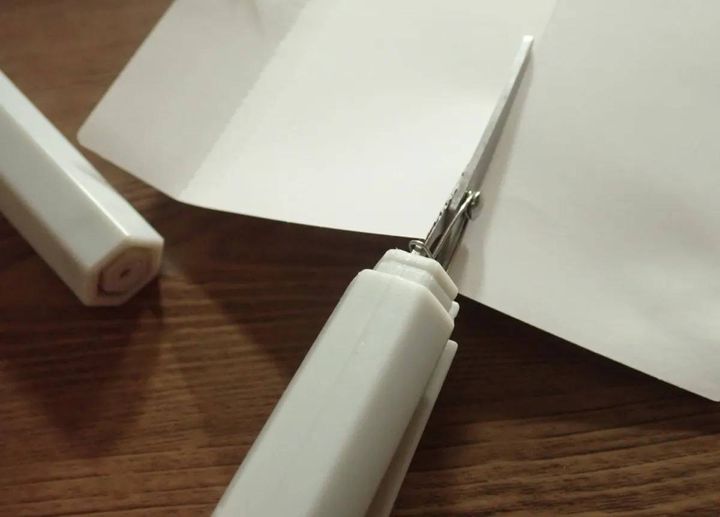 ダイソー：コンパクトハサミ(六角型、グレー)