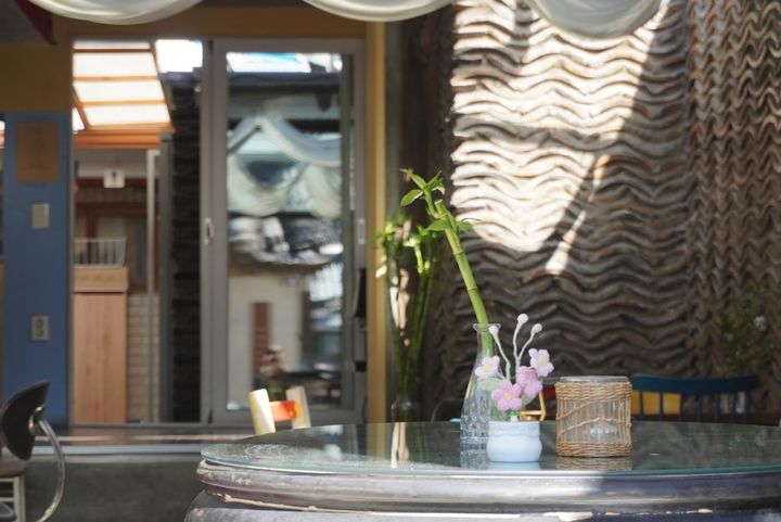 過ごしやすい季節には窓を開け放つカフェも多く、店内の様子をのぞくのも街歩きの楽しみ。古い建物には緑がよく映え、絵になる風景をつくり出しています。