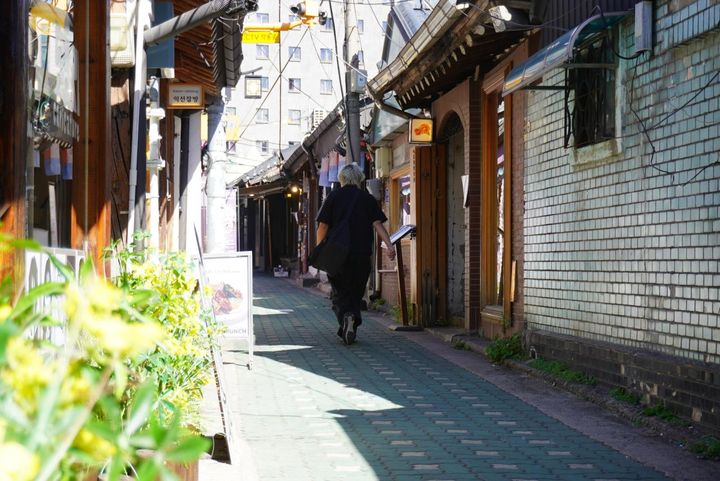 日差しが心地よい日中もいいですが、夕方になると、韓屋の街並みにやわらかな光が差し込み、昼間とはまた違った雰囲気に。小さなお店の灯りがともり始める頃まで、ゆっくり歩いていたくなります。