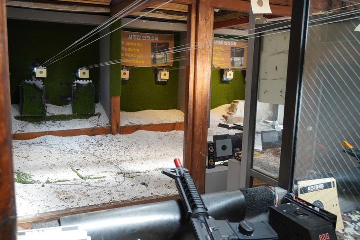 本物の銃とひと目で区別できるように、韓国のエアガンは銃口がオレンジ色になっているのだそう。徴兵制度があり、銃が身近な存在でもある韓国ならではの事情ですね。