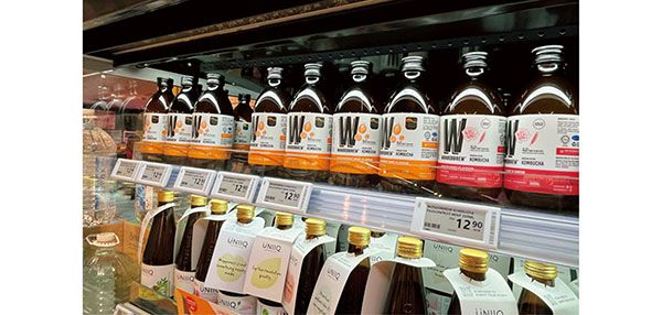 スーパーに並ぶコンブチャ