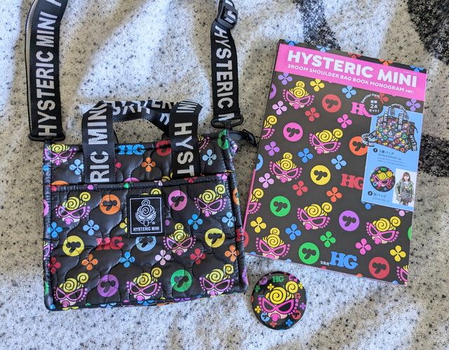 HYSTERIC MINI 3ROOM SHOULDER BAG BOOK MONOGRAM ver.の表紙と付録のショルダーバッグ・缶バッジ