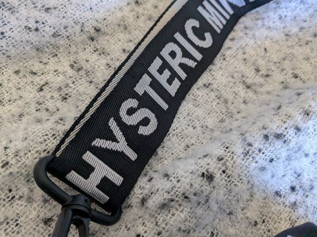 HYSTERIC MINIのロゴ入りショルダーストラップのアップ