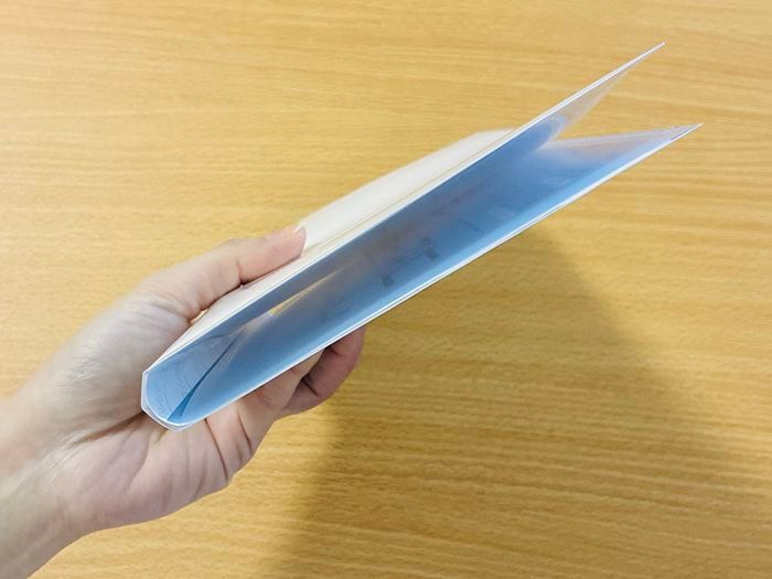 『A4サイズの書類』を折り目をつけずにバッグに収納する裏ワザ。家じゅうのクリアファイル全部こうしたくなる♡