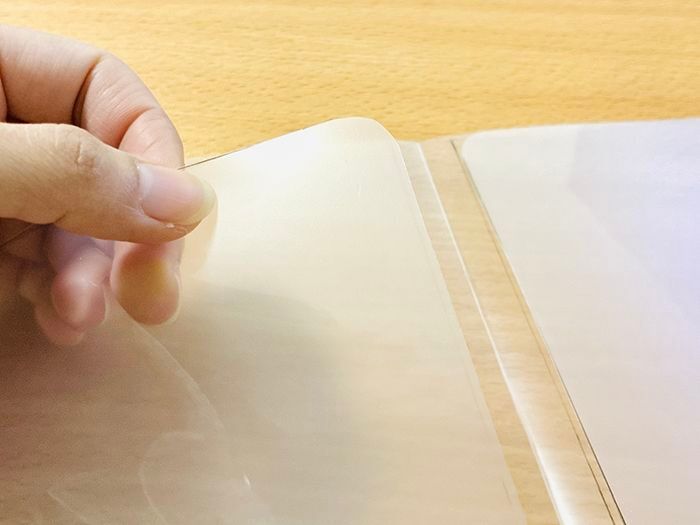 『A4サイズの書類』を折り目をつけずにバッグに収納する裏ワザ。家じゅうのクリアファイル全部こうしたくなる♡