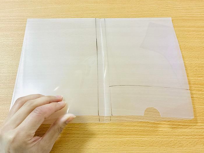 『A4サイズの書類』を折り目をつけずにバッグに収納する裏ワザ。家じゅうのクリアファイル全部こうしたくなる♡