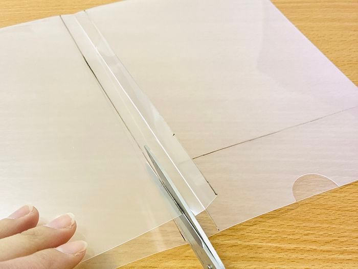 『A4サイズの書類』を折り目をつけずにバッグに収納する裏ワザ。家じゅうのクリアファイル全部こうしたくなる♡