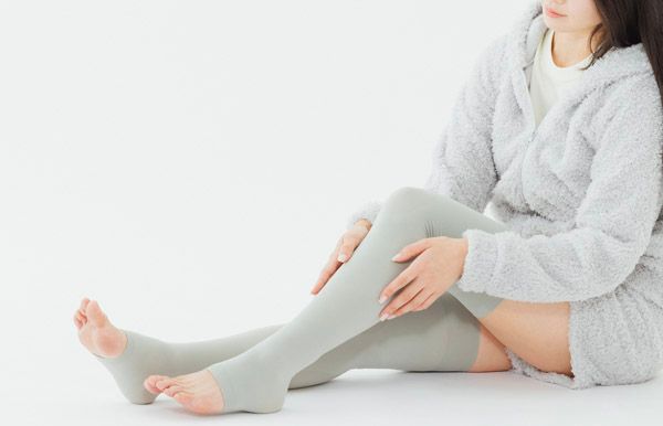 就寝中の脚のケアに足先が開いたオープントウ仕様の「ハピレグ Night」が新発売