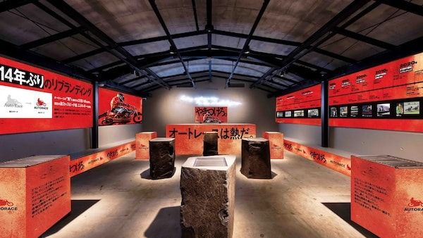 丸の内の喫煙所にオートレース競走車が登場！限定携帯灰皿の配布や展示を実施