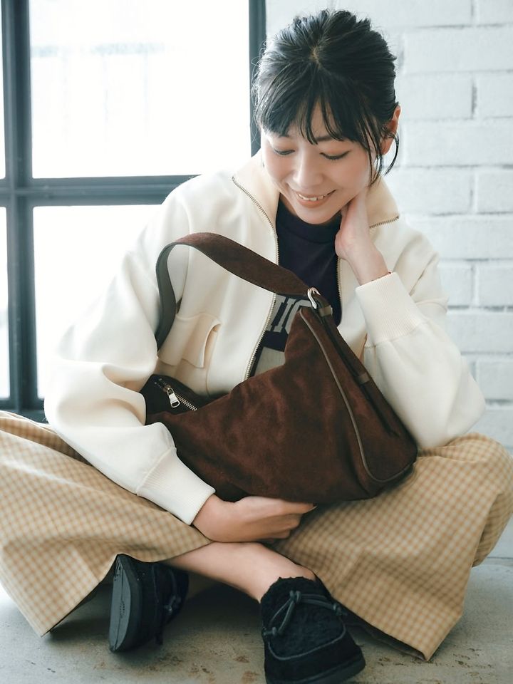 スエードバッグ4万700円［H23×W36×D14cm］（ラシット／ラシット 京王百貨店新宿店）ニットブルゾン4万1800円（ドローイング ナンバーズ／ドローイング ナンバーズ 新宿店）Tシャツ1万2100円、パンツ4万700円（ともにウィム ガゼット／ウィム ガゼット ルミネ新宿店）靴2万6400円（アグ®／デッカーズ ジャパン）※サイズ表記は［H（高さ）×W（幅）×D（マチ）］です。