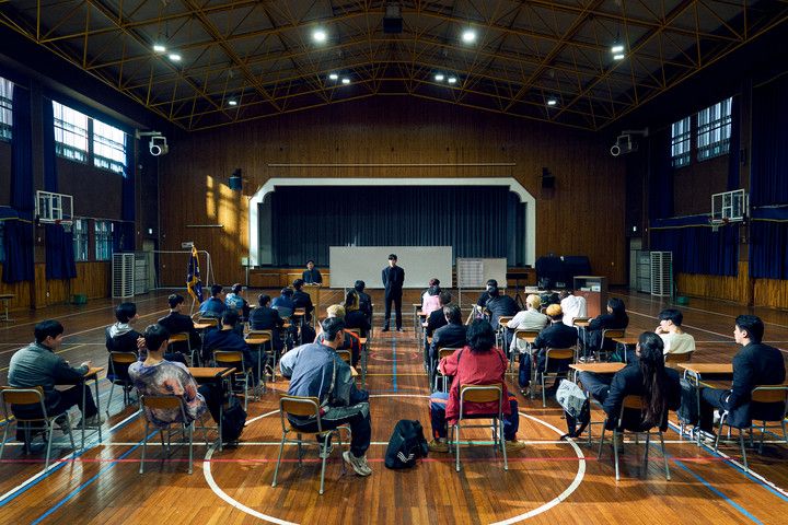 鉄槌教師：体育館で座学の授業をする生徒とキム・ムヨル