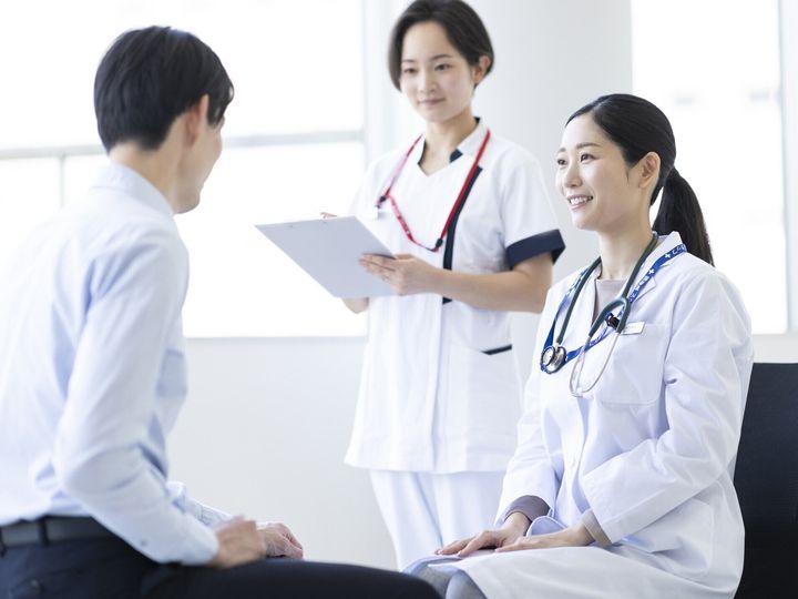 【医師が解説】2026年8月の高額療養費制度の改定では、月額の自己負担上限が引き上げられた一方、長期治療者向けに「年間上限」が新設されました。実際にいくら負担するのか、注意したい対象外の費用とあわせて分かりやすく解説します。（※画像：amanaimages）