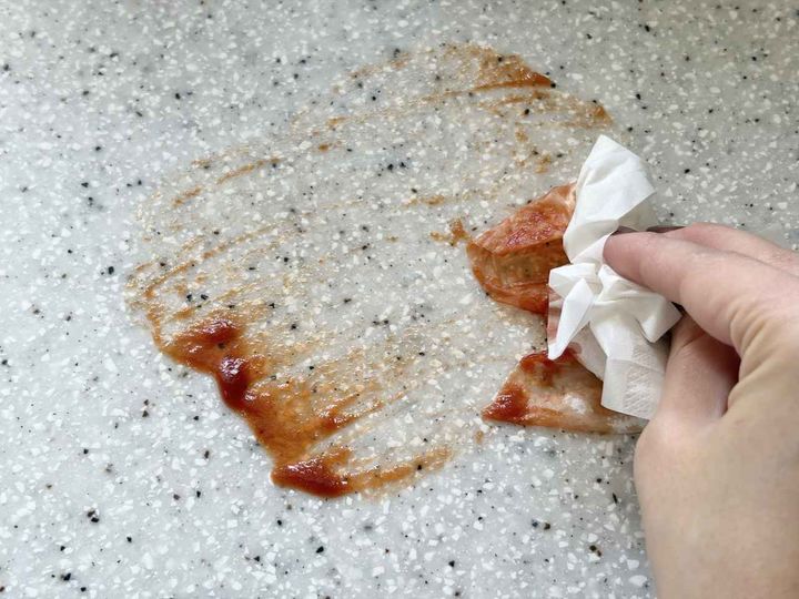 画像: 拭き取りが大変な食べこぼし