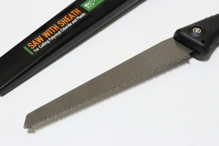 サヤから取り出されたダイソーのサヤ付のこぎりの刃先