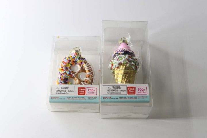 透明なプラスチックケースに入ったプレッツェルとアイスクリームのガラスオーナメント