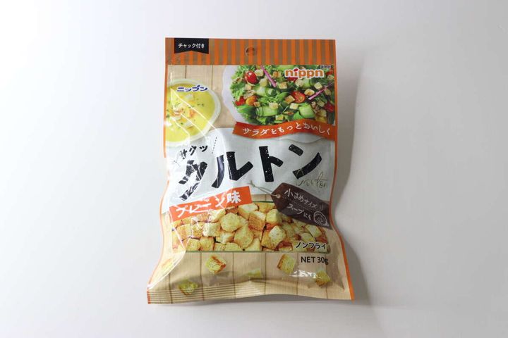 ニップンのクルトンプレーン味のパッケージが正面から写っている