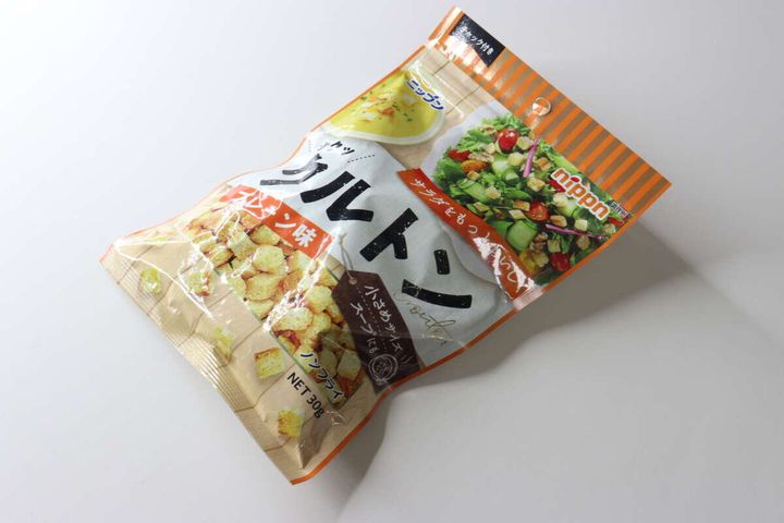 ニップンのクルトンプレーン味のパッケージが斜め上から写っている