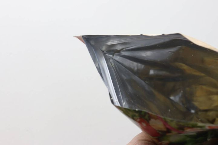クルトンパッケージ上部のチャック部分が開いている様子