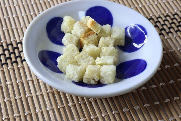 青い水玉模様の白い小皿に、たくさんのクルトンが盛られている