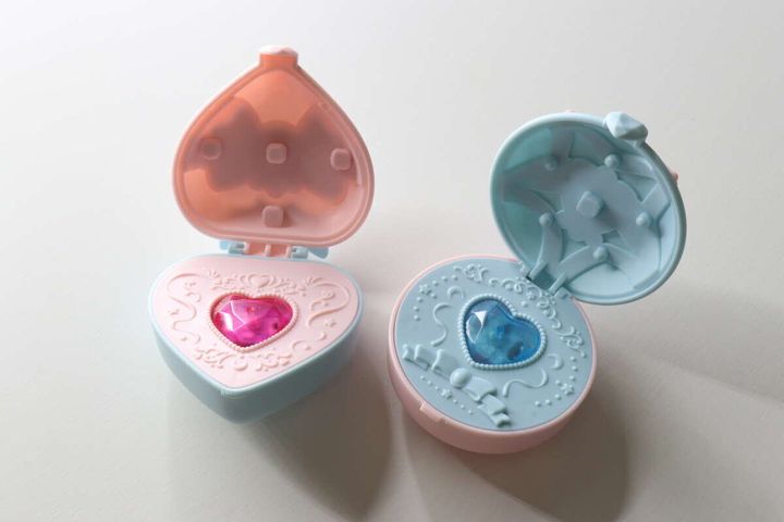 蓋が開いた状態のハート型と星型のマジカルフラッシュコンパクトが並べられている
