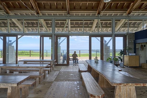 砂浜の目の前に立つ店からは太平洋を一望。思わず時間を忘れる開放感が魅力
