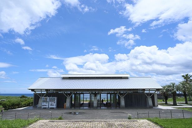 店を構えるのは、入野海岸内にある海のバザール内