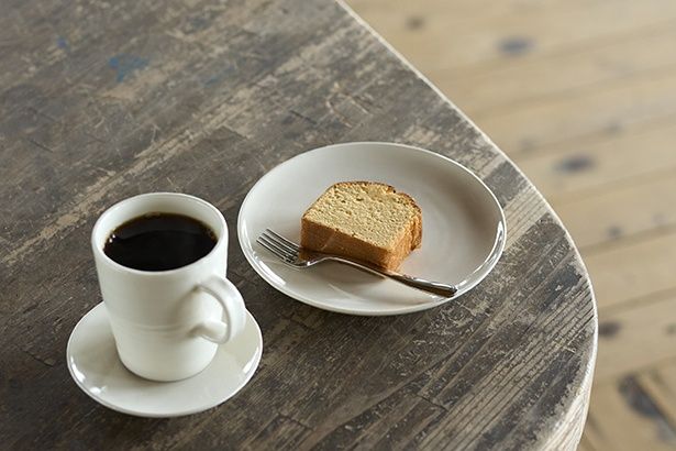 プアオーバーコーヒー540円～。時季ごとに替わる自家製の焼菓子も好評