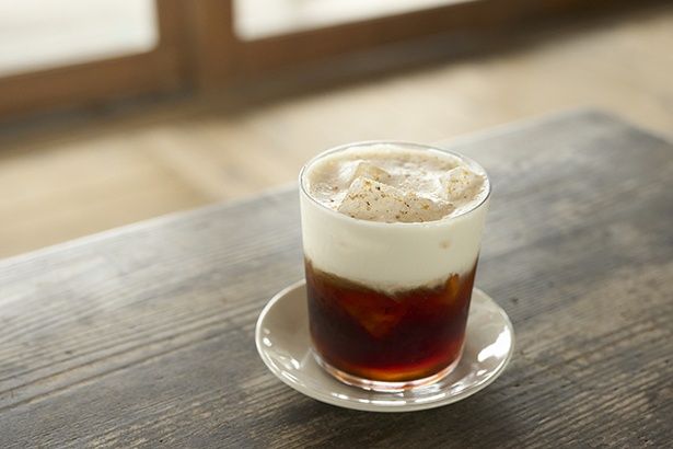 コールドブリューに生クリームを浮かべた、モンブランリッチ680円。柑橘とナツメグの芳しい香りが印象的