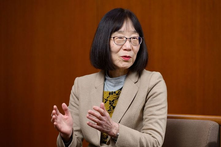 インタビューに答える赤根智子さん