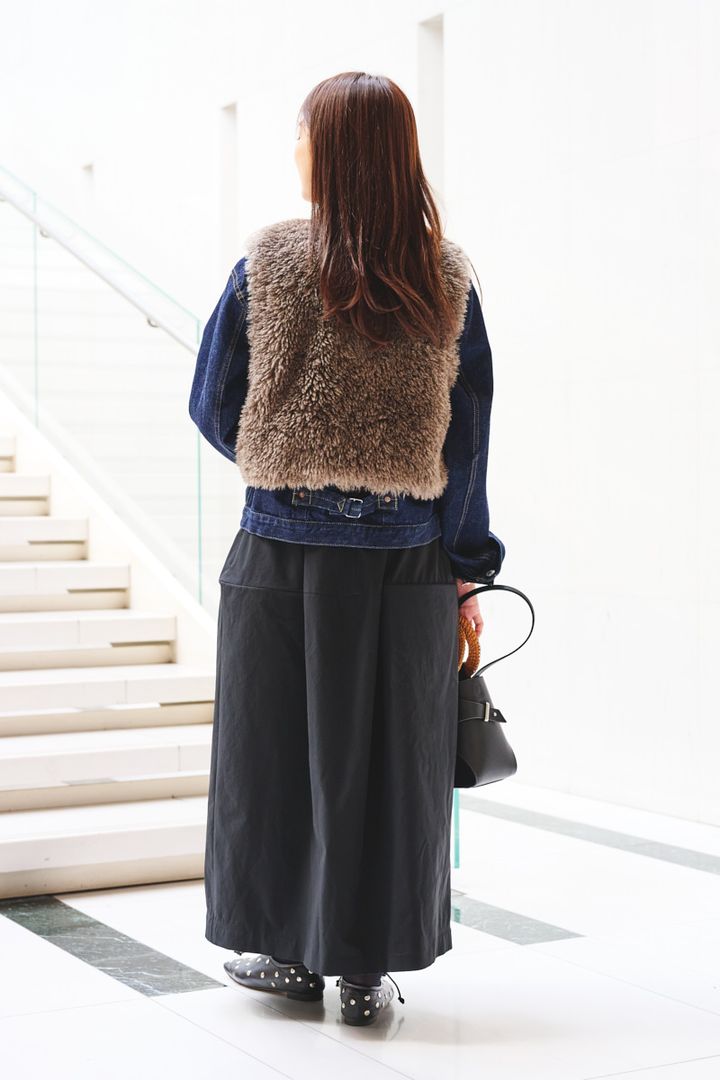 クラウドチームVERY明賀琴絵の[LINAGGIO]ロングヘアーショートジレコーデ