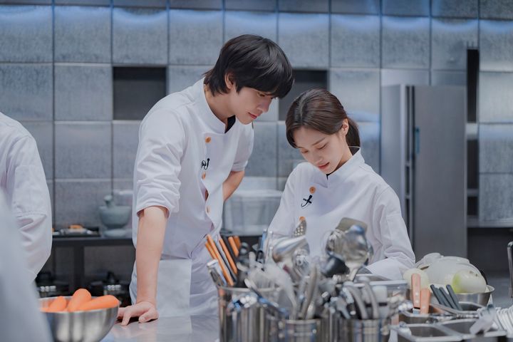 厨房に立つアン・ヒョソプとホン・ファヨン