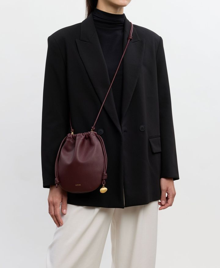 MaroonのSmall Lune Crossbodyを斜め掛けした姿