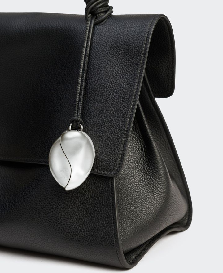 バッグに付けたBasalt Mirror Charm