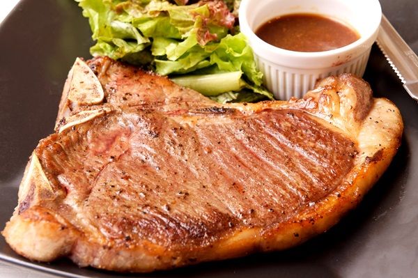 東京・池袋駅近くの「肉バル Bar＆Grill motto」が10日間の「ステーキ全品50％OFFキャンペーン」実施！